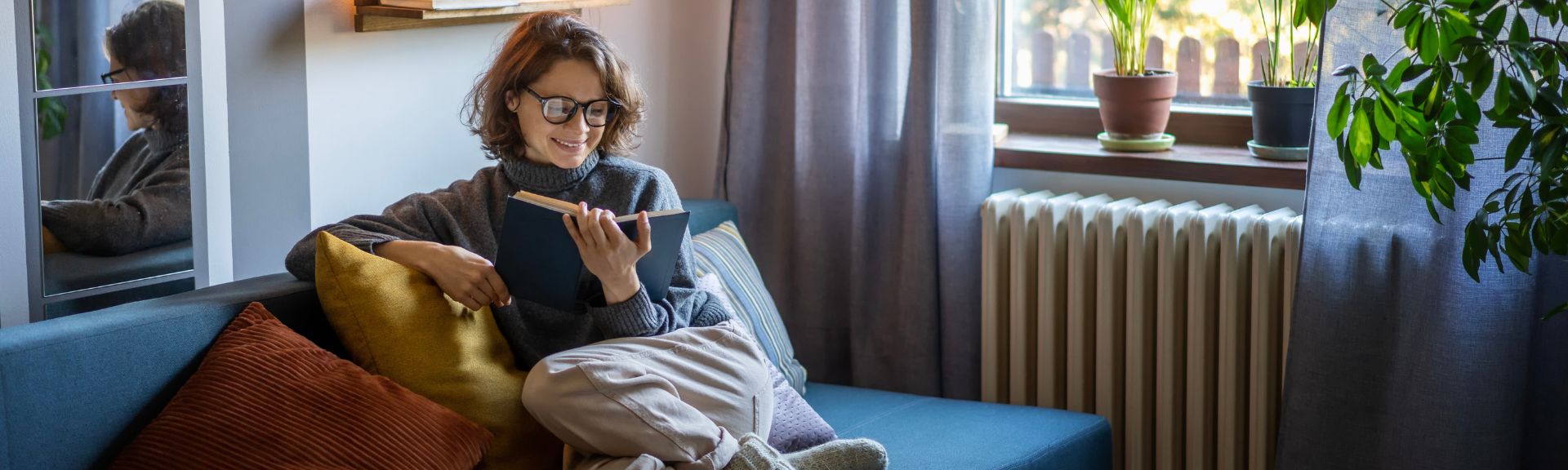 Sposób na długie wieczory. Jak urządzić kącik czytelniczy i domową biblioteczkę?