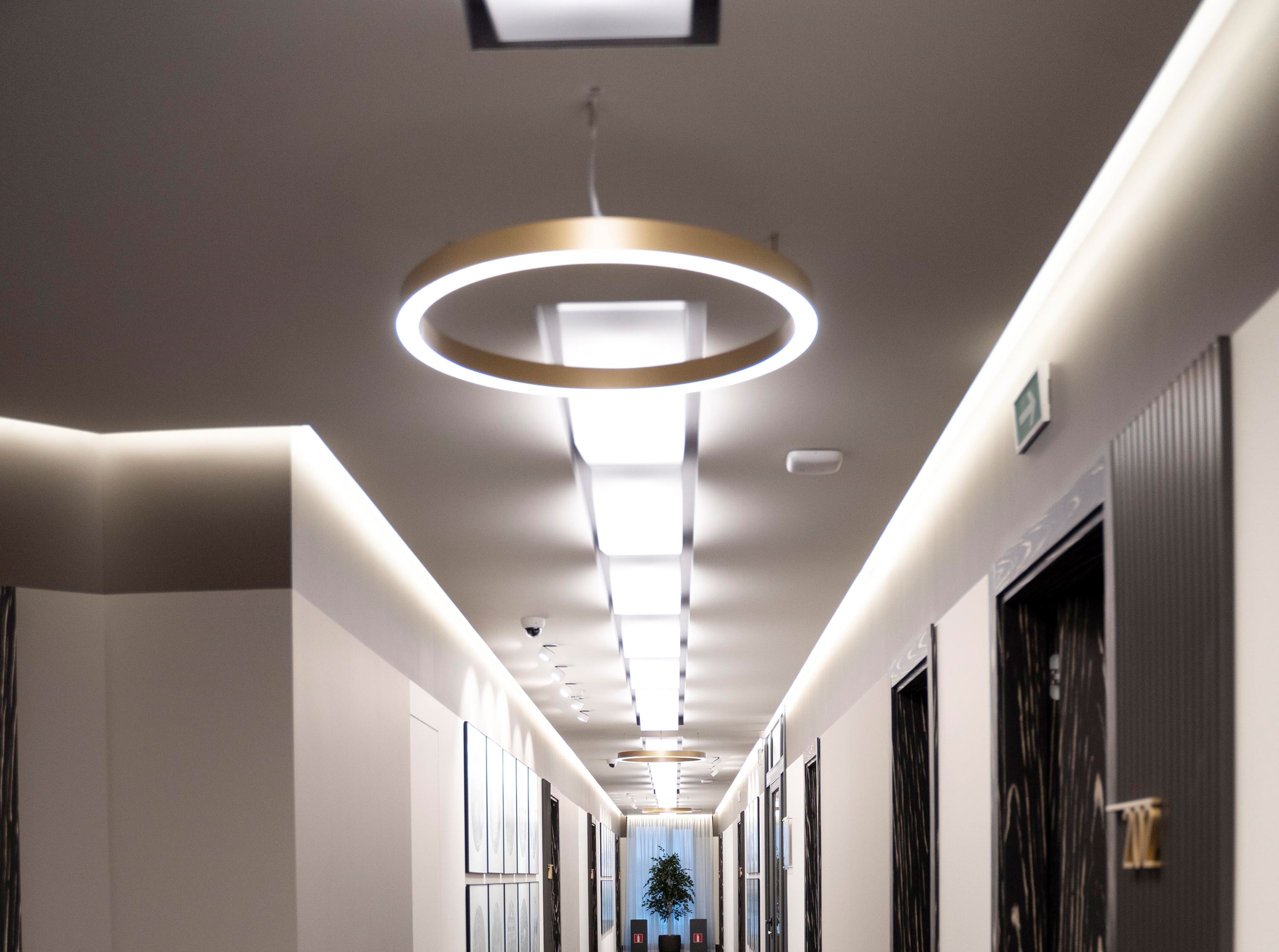 Światła LED z czujnikami ruchu w częściach wspólnych